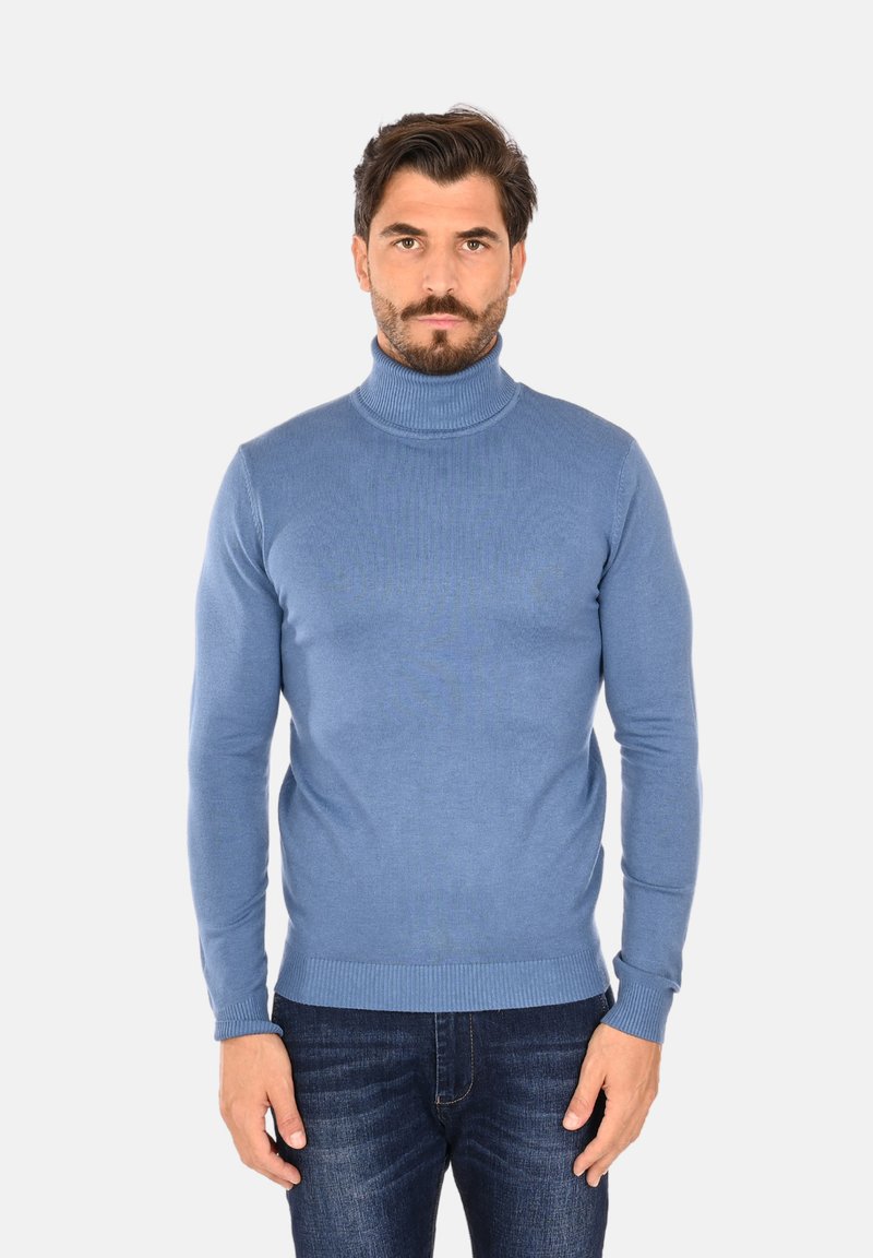 Maglione a collo alto di un blu chiaro, realizzato in morbido tessuto a maglia, design aderente con polsini e orlo a coste, indossato con jeans scuri.