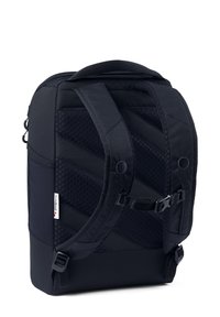 Schwarzer Rucksack mit gepolsterten, verstellbaren Riemen, einem strukturierten Panel und einem bidirektionalen Reißverschluss; verfügt über einen seitlichen Griff und einen geschnallten Brustgurt.