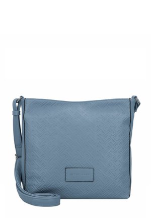 Borsa a tracolla in finta pelle blu con un motivo geometrico testurizzato, cinturino regolabile e una patch con logo sul fronte. Forma quadrata.