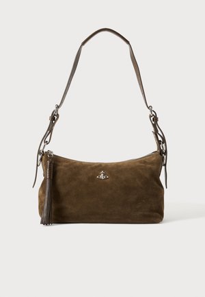 Sac à bandoulière en daim marron avec sangle réglable, logo argenté sur le devant, et tirette de fermeture éclair à pompon en cuir sur fond uni.