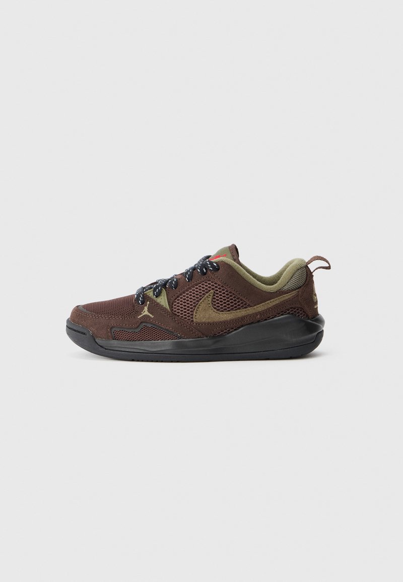 Brune mesh-sneaker med olivengrønne accenter, sort sål og blå snørebånd. Har et logo på siden og teksturerte materialer.