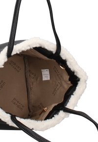 Borsa nera con rifinitura in pelliccia sintetica. Presenta un interno beige foderato con stampa "Pierre Cardin" e una tasca con zip per riporre oggetti.