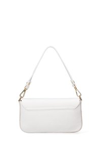 Witte leren handtas met een slank rechthoekig ontwerp, bovenklep en een afneembare schouderband. Voorzien van accenten in goudkleurige hardware.