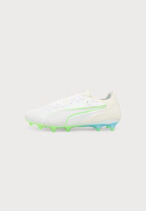 Biała piłkarska korki z zielonymi gradientowymi kołkami i neonowo zielonym logo Puma po boku.