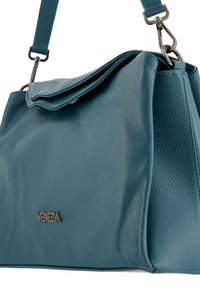 Teal neplederen handtas met een gestructureerde vorm, platte bovenflap en zilverkleurige hardware. Heeft een subtiele korrelstructuur en branding.