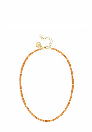 Collier avec petites perles cylindriques orange et or, rallonge de chaîne en or et fermoir rond en or avec breloque décorative.
