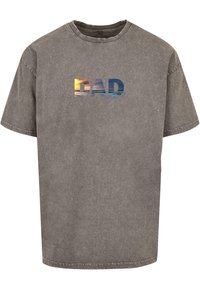 Grijze katoenen t-shirt met een ronde hals en korte mouwen. Voorzien van het woord "DAD" in een gradient oceaan zonsondergang print over de voorkant.
