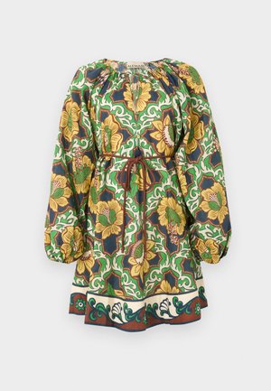 Rochie cu mâneci lungi, cu model floral în nuanțe de verde, galben și maro, talie strânsă cu panglică maro și guler și manșete adunate.