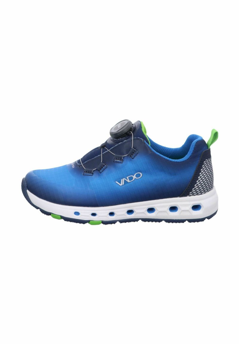 Scarpa da ginnastica blu con tomaia testurizzata, lacci elasticizzati, chiusura rotonda, suola bianca con fori di ventilazione e accenti verdi sul tallone e sulla suola.