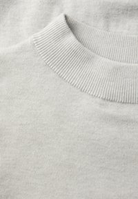 Helles graues Strickpullover mit ribbeligem Rundhalsausschnitt. Das Material hat eine weiche Textur und einen gleichmäßigen, glatten Strickverlauf.