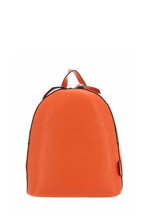 Sac à dos orange avec dessus arrondi, bordure noire, fermeture éclair et une seule bandoulière, sur fond blanc.