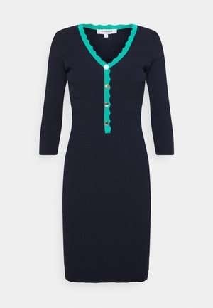 Robe en tricot côtelé marine à manches trois-quarts, avec un col en V scallopé teal et quatre boutons métalliques à l'avant.