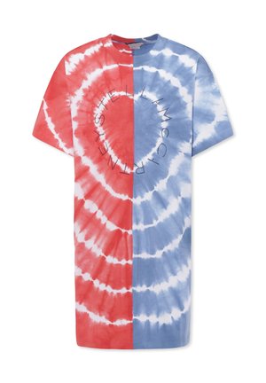 Camiseta de manga corta con un diseño de tie-dye en rojo y azul, con patrones en espiral y texto circular en el centro.