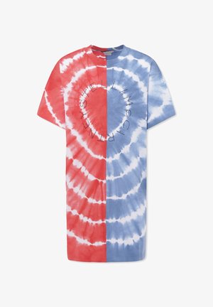 Camiseta de manga corta con un diseño de tie-dye en rojo y azul, con patrones en espiral y texto circular en el centro.