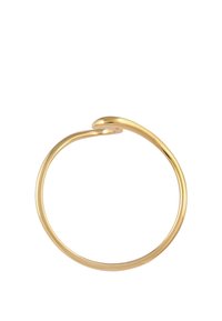 Guldtonet ring med et glat, afrundet design, der har en subtil drejning i den ene ende, fremstillet af metal med en poleret overflade.