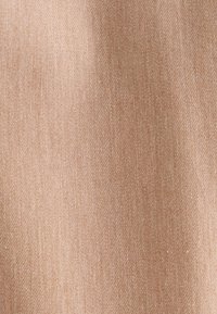 Tessuto marrone chiaro con una texture liscia, caratterizzato da un sottile motivo a trama diagonale. Ideale per capi d'abbigliamento o rivestimenti.