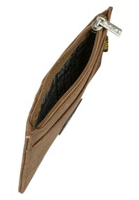 Billetera zip en tejido metálico bronce; diseño slim con interior negro que presenta un patrón de texto y un detalle de tirador plateado.