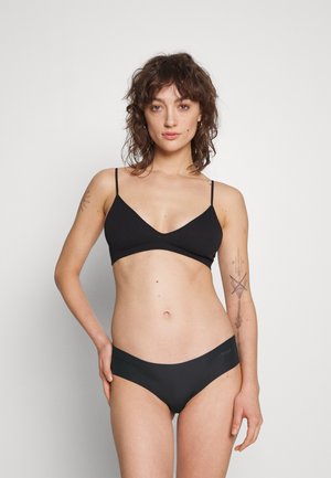 Zwarte bralette met dunne bandjes en een V-vormige halslijn, gecombineerd met bijpassende zwarte bikini-onderdelen met een gladde textuur en subtiele branding.