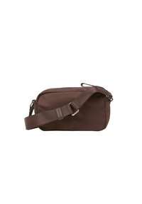 Borsa a spalla in tessuto marrone con una texture liscia, forma rettangolare, chiusura con zip e tracolla regolabile. Presenta un design minimalista.