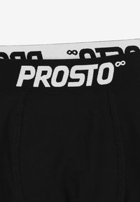 Czarne bokserki z białym elastycznym paskiem w pasie z napisem "PROSTO" w pogrubionej czcionce. Gładka tkanina z detalami szwów.