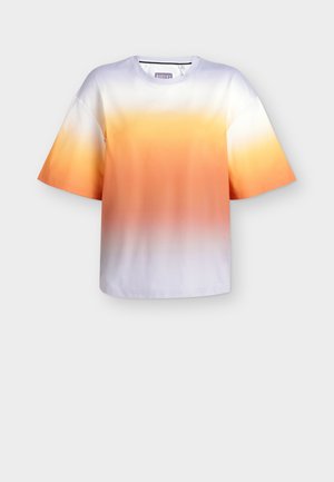 T-shirt à manches courtes avec col rond et un dégradé allant du blanc en haut à l’orange puis au violet clair en bas.