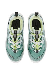 Le scarpe da ginnastica di colore blu chiaro e verde presentano una tomaia in mesh testurizzato, lacci elastici e un colletto imbottito. Soletta bianca con suola battuta.