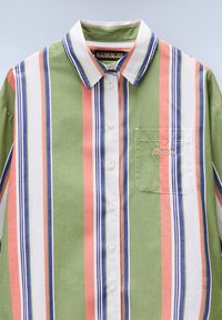 Camicia a righe verde, rosa e bianca con accenti blu. Presenta un colletto, bottoni e una tasca a toppa con logo ricamato. Tessuto di cotone.