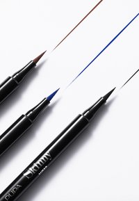 Tre liner sottili Pupa Skinny con punte fini nei colori marrone, blu e nero. Ognuno ha un corpo nero elegante con una finitura lucida.