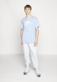 Nike Sportswear TEE ICON FUTURA  - Apdrukāts T-krekls - light marine/white