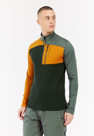 Middeldikke kwart-rits pullover in donkergroen en oranje, met lange mouwen, een hoge kraag en een ritszak op de borst voor opslag.
