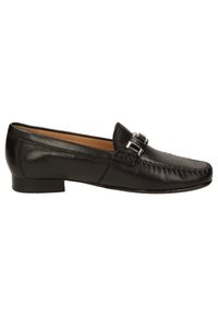 Zwarte leren loafers met een gestikt ontwerp, ronde neus en dubbele zilveren gespen op de wreef. Platte hak en een gladde textuur.