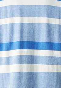 Tessuto leggero con strisce orizzontali alternate in diverse tonalità di blu e bianco. Morbida texture con linee sottili e finitura liscia.