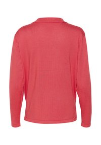 Dlhý rukáv polo tričko v živých koralových farbách, s mäkkou, textúrovanou tkaninou a klasickým golierom. Zadná časť zobrazuje jednoduchý, čistý dizajn.