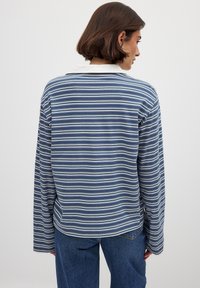 NA-KD COLLAR - Polo majica - indigo ecru stripe