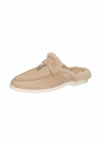 Pantofole beige senza lacci in suede con morbida fodera in pelliccia. Presentano un design cucito e un piccolo dettaglio in metallo argento. Suola in gomma.