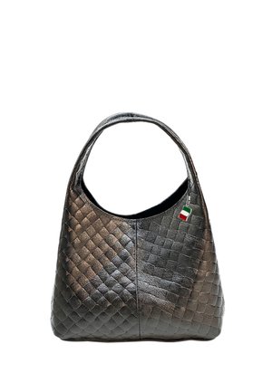 Sac à main en cuir tressé noir avec une seule bandoulière et une petite étiquette drapeau italien attachée près de l'ouverture.