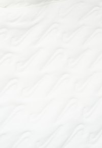 Tessuto bianco con un sottile motivo ondulato sollevato, texture morbida e superficie liscia. Adatto per varie applicazioni come l'imbottitura.