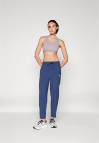 New Balance SPORT ESSENTIALS PERFORMANCE PANT - Spodnji deli trenirk - navy