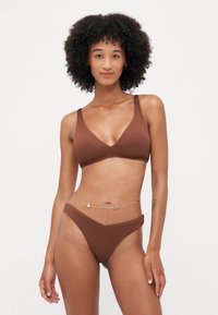 Brown ribbed bikini featuring a plunging neckline and high-waisted bottom, accented with a gold chain belt with star details.