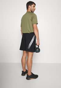 Under Armour GRAPHIC  - Spordišortsid - black/white
