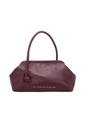 Borsa in pelle bordeaux con una texture liscia, caratterizzata da un manico annodato e il testo "Ero una bottiglia, ora sono la tua borsa" in oro.