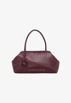 Borsa in pelle bordeaux con una texture liscia, caratterizzata da un manico annodato e il testo "Ero una bottiglia, ora sono la tua borsa" in oro.