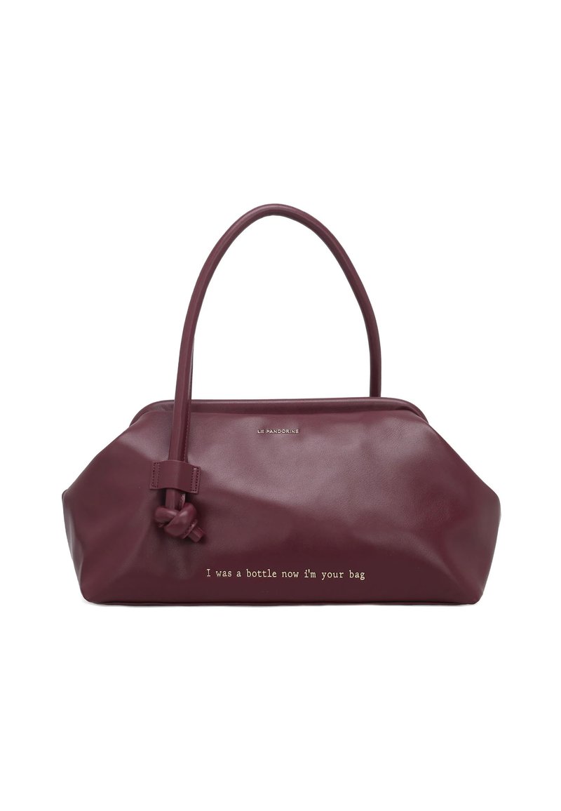 Borsa in pelle bordeaux con una texture liscia, caratterizzata da un manico annodato e il testo "Ero una bottiglia, ora sono la tua borsa" in oro.