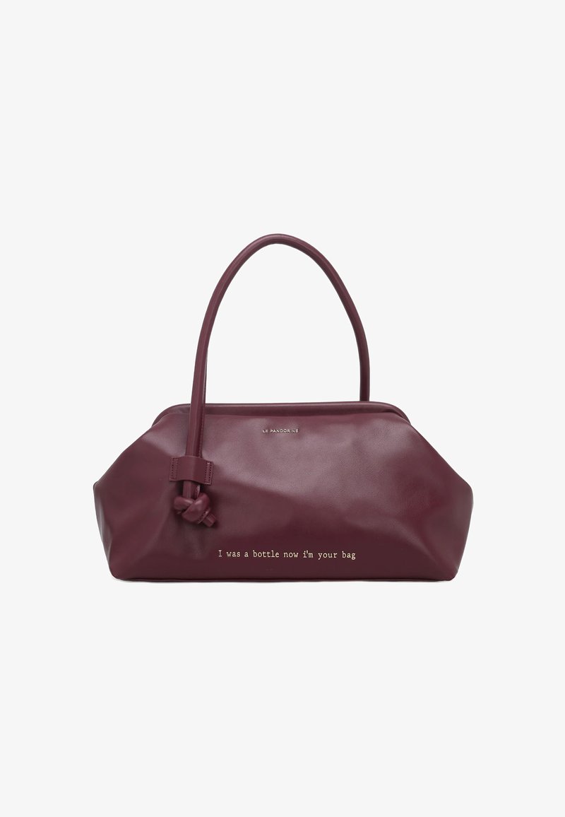 Borsa in pelle bordeaux con una texture liscia, caratterizzata da un manico annodato e il testo "Ero una bottiglia, ora sono la tua borsa" in oro.