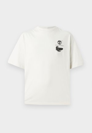 Weißes Baumwoll-T-Shirt mit kurzen Ärmeln. Auf der linken Brust befindet sich ein schwarzes Grafiksymbol eines Baumes und Stiefeln. Einfaches, lässiges Design.