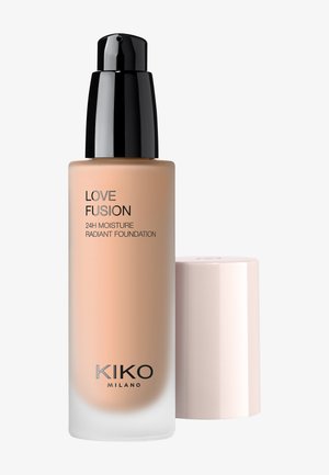 Flesje vloeibare foundation met zwarte pomp en beige dop, gelabeld "LOVE FUSION 24H Moisture Radiant Foundation" van KIKO MILANO.