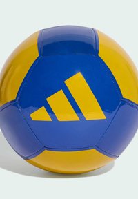 Pallone da calcio Adidas con una superficie lucida blu e gialla, con il logo giallo a tre strisce in evidenza e forma sferica tradizionale.