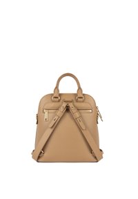Sac à dos en cuir tan avec doubles poignées, bretelles réglables, deux poches zippées à l'avant, matériels en ton or et surface texturée.
