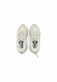 Beżowe siateczkowe sneakersy z warstwowym wzornictwem, elastycznymi sznurowadłami i czarną gumową podeszwą. Posiadają markową wkładkę z kratkowanym wzorem.
