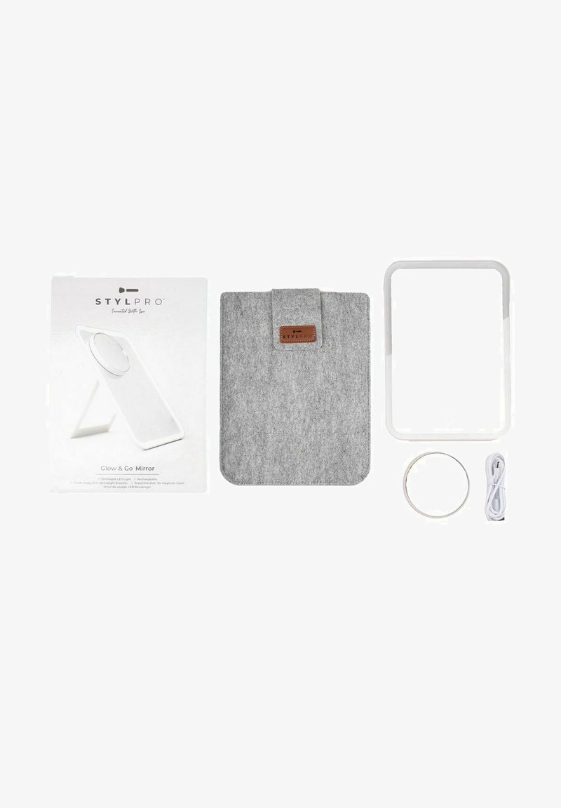 Glow & Go spegelkit innehåller en vit LED-spegel, ett grått filtetui med läderdetalj, en laddningskabel och en rund ljusmontering.